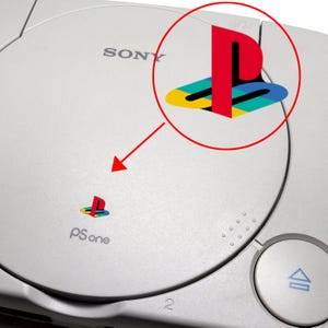 Puede incluir: Consola PSone plateada con el logotipo de Sony y el logotipo de PlayStation en rojo, amarillo, azul y verde. El texto "PS one" está debajo del logotipo. Un botón circular está en el lado derecho de la consola.