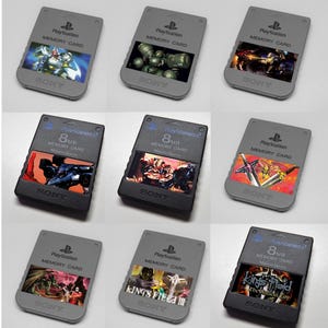 Könnte beinhalten: Neun PlayStation-Speicherkarten, jede mit einem anderen Spielbild. Die Karten sind grau und schwarz, mit dem PlayStation-Logo und "SONY" aufgedruckt. Einige Karten haben "8MB" aufgedruckt.