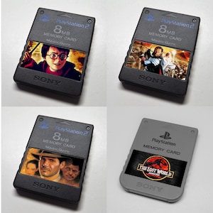 Pode incluir: Quatro cartões de memória PlayStation 2. Três são pretos com fotogramas de filmes de Harry Potter, uma cena medieval e Indiana Jones. O quarto é cinza com um gráfico de "The Lost World: Jurassic Park".
