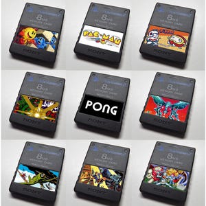Peut inclure: Une collection de neuf cartes mémoire noires Sony PlayStation 2 de 8 Mo, chacune dotée d'une étiquette graphique colorée unique sur le devant. Les étiquettes présentent diverses images de jeux vidéo classiques, dont Pac-Man et Pong.