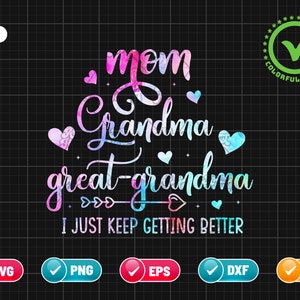 Puede incluir: Un diseño gráfico colorido con el texto "mom grandma great-grandma I just keep getting better". El texto está en un degradado arcoíris con corazones y flechas.