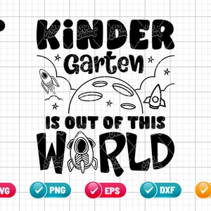 Könnte beinhalten: Schwarzweißes Grafikdesign mit dem Text "Kinder Garten is out of this world". Das Design zeigt einen Mond, Sterne und Raketen.