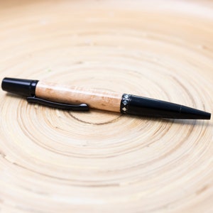 Stylo en bois d'érable canadien tacheté, chrome noir, feuille d'érable canadien. Excellente qualité et finition