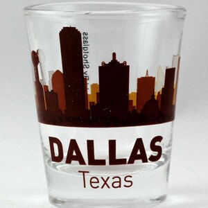 Vaso de chupito con vista al atardecer de Dallas, Texas