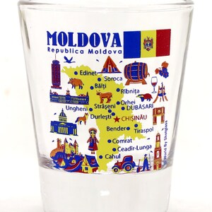 Könnte beinhalten: Ein klares Glas-Schnapsglas mit einer bunten Illustration einer Karte von Moldawien. Die Karte zeigt die Flagge des Landes, Städte und Sehenswürdigkeiten. Der Text "MOLDOVA" und "Republica Moldova" ist auf das Glas gedruckt.