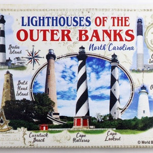 Puede incluir: Una postal con un collage de faros de las Outer Banks de Carolina del Norte. La postal incluye el texto "Lighthouses of the Outer Banks North Carolina" y los nombres de las islas donde se encuentran los faros.