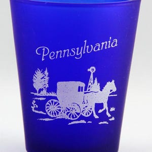 Copo de shot azul cobalto da Pensilvânia com cena Amish