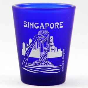Vaso de chupito esmerilado de color azul cobalto con fuente Merlion de Singapur