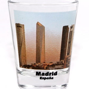 Copo de tiro fotográfico colorido dos arranha-céus da cidade de Madrid Espanha