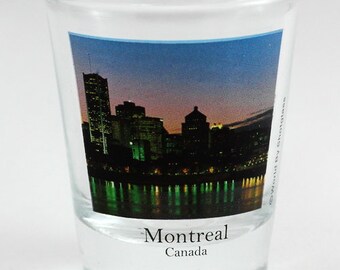 Vaso de chupito con fotografía en color del horizonte de Montreal, Canadá