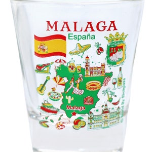Könnte beinhalten: Ein klares Glas-Schnapsglas mit einer bunten Illustration einer Karte von Malaga, Spanien. Die Illustration enthält Sehenswürdigkeiten, Essen und kulturelle Symbole. Der Text "Malaga, España" ist auf das Glas gedruckt.