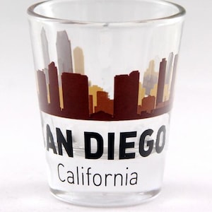 Bicchierino da shot con skyline al tramonto di San Diego, California
