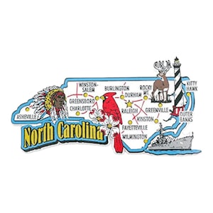 Peut inclure: Un souvenir coloré représentant une carte de la Caroline du Nord avec les noms des villes et des monuments. Le design comprend un cardinal, un phare, un cerf et une coiffe amérindienne. Les mots "North Carolina" sont affichés.