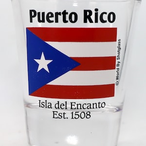 Vaso de chupito con la bandera de Puerto Rico (UPC 610696390820). Producto con licencia oficial de World By Shotglass. Diseño con derechos de autor de ©agiftcorp.