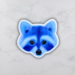 Pegatina de mapache azul, 2x2 pulgadas