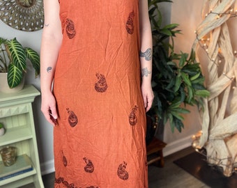 Długa sukienka z haftem bogini