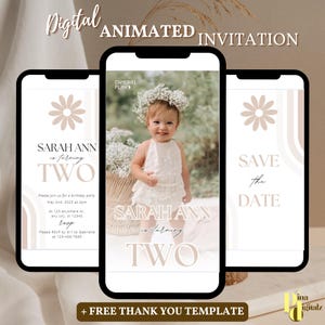 Peut inclure: Invitation d'anniversaire animée numérique avec une photo d'un enfant en bas âge. La conception de l'invitation comprend le texte "SARAH ANN is turning TWO" et "SAVE the DATE". Le design a une palette de couleurs neutres avec une marguerite et un design en arc.