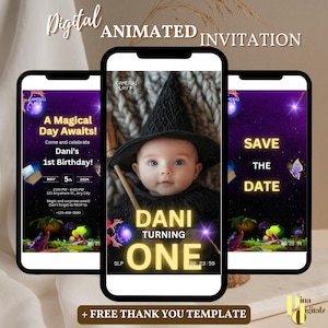 Op de afbeelding: Digitale geanimeerde uitnodiging op drie smartphones. De middelste telefoon toont een baby in een heksenkostuum met de tekst "DANI TURNING ONE". De linker telefoon zegt "A Magical Day Awaits!" en de rechter telefoon zegt "SAVE THE DATE."