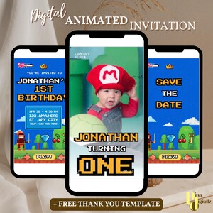 Puede incluir: Una invitación digital para una fiesta de cumpleaños número 1 con temática de videojuegos. La invitación presenta una foto de un niño con un gorro de Mario rojo y blanco, un fondo azul y verde con una escena de juego pixelada, y el texto "Jonathan Turning One".