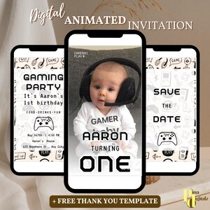 以下が含まれることがあります： ゲームパーティーのデジタル招待状。招待状には、ヘッドセットをつけた赤ちゃんが写っており、シャツには「ゲーマーベビーアーロン1歳になる」と書かれています。招待状は、コントローラー、ゲームキャラクター、そして「日付を保存」という文字でゲームをテーマに飾られています。