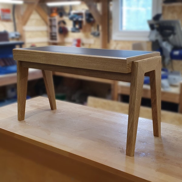 Banc en bois, chêne massif et fibracolour noir.