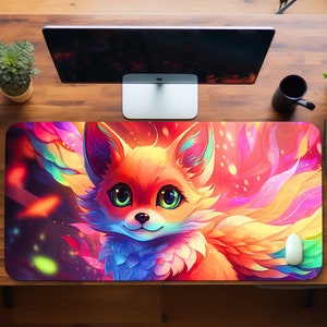 Può includere: Un tappetino per mouse colorato con una volpe di cartone animato con pelliccia arcobaleno e uno sfondo luminoso e fantasioso.