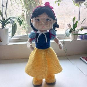 Modèle de poupée au crochet inspiré de Blanche-Neige de 18 pouces