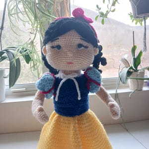 Modèle au crochet inspiré de Blanche-Neige de 34 pouces