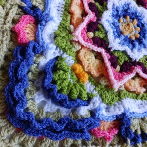 Kay Marlene crochet block with video tutorials and small granny square