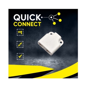 Könnte beinhalten: Weißer Kunststoffverbinder mit zwei Öffnungen, beschriftet mit "QUICK-CONNECT" in schwarzer Schrift. Der Verbinder befindet sich auf einem schwarzen und gelben Hintergrund.