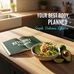 Op de afbeelding: Een open keto-dieetplannerboek ligt op een houten oppervlak naast een kom met eten, avocadoschijfjes, kip en limoen. De tekst "YOUR BEST BODY, PLANNED" staat boven de tekst "Simple. Delicious. Effective."