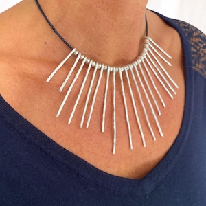 Collier femme cuir et argent ethnique, collier ras de cou plastron avec pendentifs longs , gros collier cordon, Créateur signée Gwlad's.