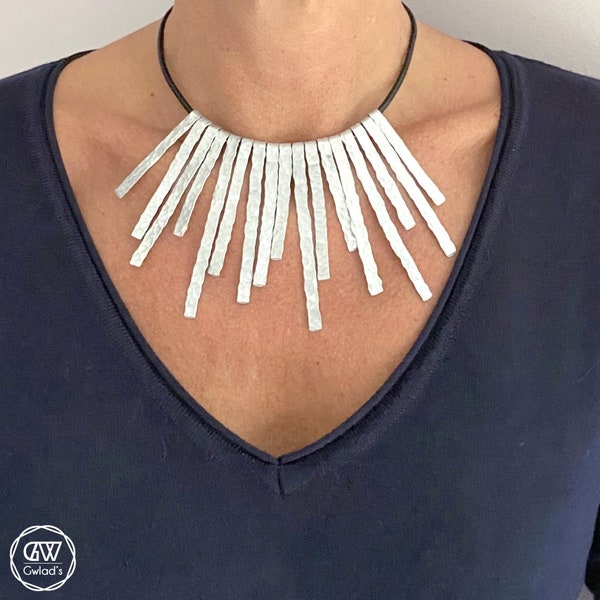 Collier femme tendance, ras de cou en cuir et métal argenté martelé, plastron, pendentif ethnique long à franges,