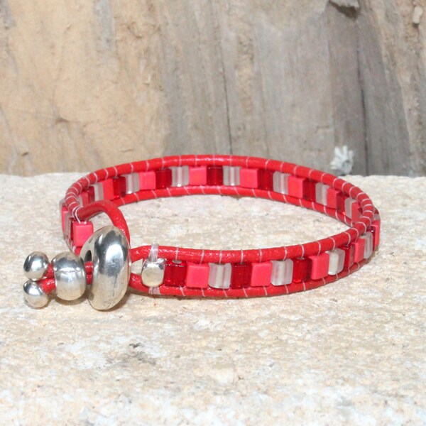 Bracelet wrap coloré en cordon de cuir de vachette et perles de verre rocaille carrées Miyuki rouge, simple tour, fermoir argenté zamac