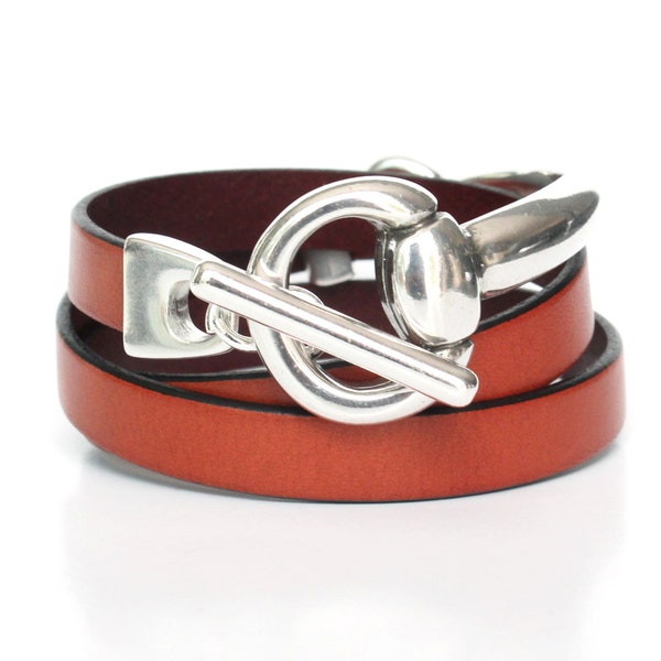 Bracelet trois tour en cuir européen et métal argenté zamac, demi-jonc original et tendance pour femme, mode équestre, étrier, cheval, mors.