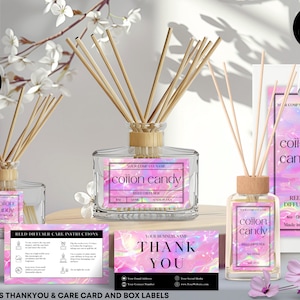 Può includere: Un set di oltre 25 etichette stampabili per diffusore di canne con un design a marmi olografico rosa e blu. Le etichette presentano il testo "coiton candy" e "Diffusore di canne". Le etichette sono progettate per l'uso con diffusori di canne e includono un biglietto di ringraziamento e istruzioni per la cura.