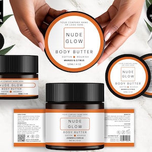 Puede incluir: Una colección de frascos y etiquetas de manteca corporal Nude Glow. Los frascos tienen tapas negras y etiquetas blancas con detalles en naranja. Las etiquetas muestran el nombre de la marca, el tipo de producto y la fragancia, como Jazmín y Vainilla o Mango y Cítricos. También incluye el texto "Editable in Canva" y "Instant Download".