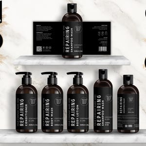 Könnte beinhalten: Sechs schwarze Flaschen mit Haarpflege- und Körperpflegeprodukten mit weißen Etiketten. Die Etiketten tragen den Text "Repairing" und "Coconut & Lime". Die Flaschen sind auf einem weißen Marmorregal angeordnet.
