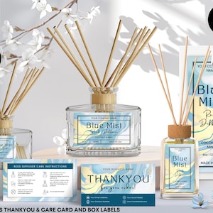 Op de afbeelding: Een set van 25+ aanpasbare etiketten voor een rietdiffuser met een blauw en geel marmerpatroon. De etiketten bevatten de tekst "Blue Mist Reed Diffuser" en "Coconut & Mint". De set bevat ook een bedankkaart en een verzorgingskaart.