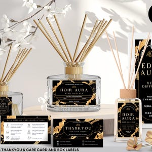 Könnte beinhalten: Reed-Diffuser-Etikettenvorlagen mit einem schwarzen und goldenen Marmormuster. Die Etiketten tragen den Text "Noir Aura Reed Diffuser" und "Eden Aura Reed Diffuser". Die Etiketten enthalten auch den Duft, die Größe und "Made in USA".