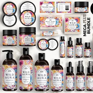 Könnte beinhalten: Ein Set mit über 50 Vorlagen für Kosmetikproduktetiketten mit einem floralen Design und dem Text "Wild Aura" in weiß auf schwarzem Hintergrund. Die Vorlagen sind in Canva bearbeitbar und beinhalten Etiketten für Shampoo, Conditioner, Duschgel, Körperbutter, Körperlotion, Badesalz, Lippenbalsam und Gesichtsserum.