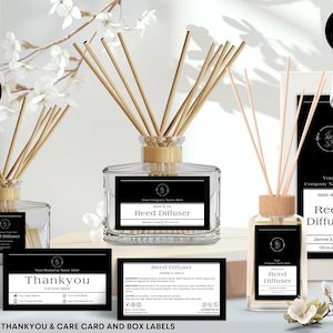 Op de afbeelding: Een verzameling rietverspreiders met houten rietjes, gepresenteerd in heldere glazen flessen met zwarte etiketten. De etiketten lezen "Reed Diffuser" en "Jasmine & Vanilla". Inclusief bedank- en verzorgingskaarten en dooslabels.