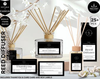Puede incluir: Una colección de difusores de varillas con varillas de madera, presentados en botellas de vidrio transparente con etiquetas negras. Las etiquetas dicen "Reed Diffuser" y "Jasmine & Vanilla". Incluye tarjetas de agradecimiento y cuidado, y etiquetas de caja.