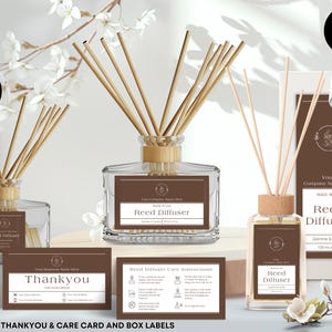 Op de afbeelding: Een verzameling rietverspreiders met houten rietjes, glazen flessen en bruine etiketten. De afbeelding bevat een doos, een bedankkaart en verzorgingsinstructies. De etiketten lezen "Reed Diffuser" en "Jasmine & Vanilla".