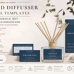 Può includere: Un set digitale di modelli di etichette modificabili per diffusori a bastoncino, che include un flacone in vetro con bastoncini in legno, una scatola rettangolare e biglietti di ringraziamento. Il design è blu navy con testo bianco, inclusa la parola AMBIENCE.