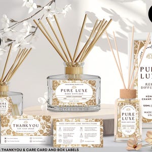 Puede incluir: Un conjunto de etiquetas imprimibles para difusor de caña con un diseño floral y el texto "Pure Luxe Reed Diffuser" en letras doradas. Las etiquetas son para un difusor con aroma a miel y champán e incluyen una tarjeta de agradecimiento e instrucciones de cuidado.