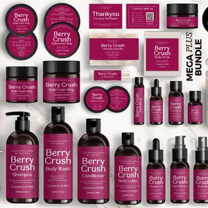 Puede incluir: Una colección de productos cosméticos con temática de bayas, que incluye tarros de crema de mantequilla, champú, gel de ducha y aceites esenciales. Los productos presentan una etiqueta rosa oscuro con el texto "Berry Crush".