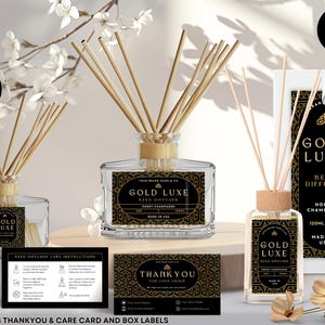Könnte beinhalten: Ein Satz von 25+ bedruckbaren Etiketten für Reed-Diffuser mit einem geometrischen Design in Gold und Schwarz. Die Etiketten tragen den Text "Gold Luxe Reed Diffuser" und "Honey Champagne". Die Etiketten sind in Canva bearbeitbar und beinhalten eine Dankeskarte und Pflegehinweise.