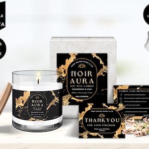 Pode incluir: Um rótulo de vela de cera de soja preta e dourada com o texto "Noir Aura" e "Chamomile & Acai". O rótulo tem um design de mármore e é rodeado por um fundo branco. Há também outras três etiquetas: uma com instruções de cuidados com a vela, uma com uma mensagem de agradecimento e uma com o nome e o logotipo da marca.