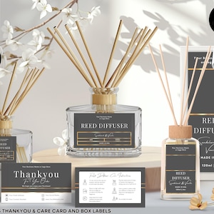 Op de afbeelding: Heldere glazen rietverspreiders met houten rietjes, gouden accenten en zwarte etiketten. De afbeelding bevat een doos, bedankkaarten en verzorgingsinstructies. De tekst luidt "REED DIFFUSER" en "Sandalwood & Vanilla".